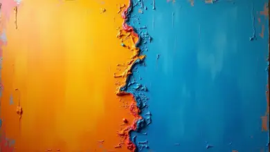 Comparativo visual entre tinta látex e acrílica em uma tela dividida, mostrando as diferenças de textura e acabamento.