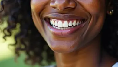Mulher sorrindo com implantes e protocolo dentário.