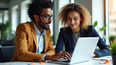 Profissionais diversos colaborando em análise de dados qualitativos e quantitativos.