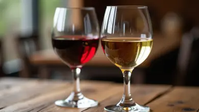Taças de vinho tinto e branco lado a lado, prontas para degustação.