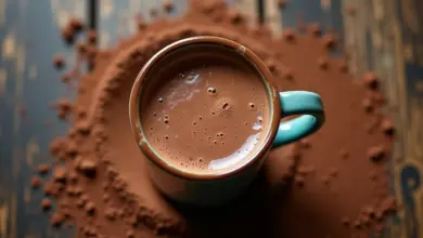 Toddy cremoso servido em caneca rústica, com pó de cacau espalhado