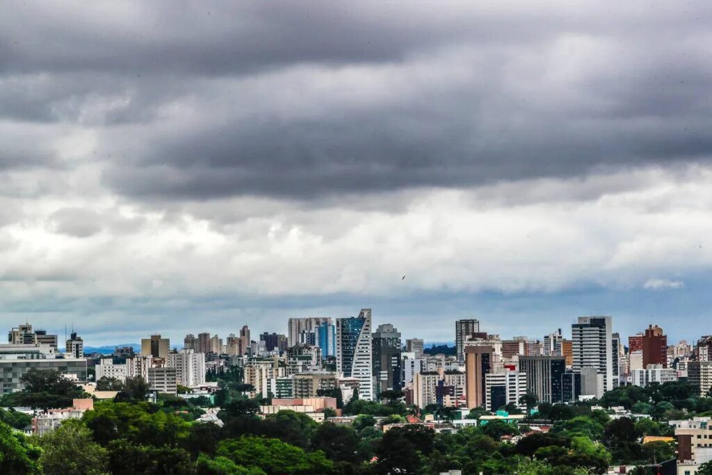 Novo alerta laranja de tempestade deixa Curitiba em risco de temporal