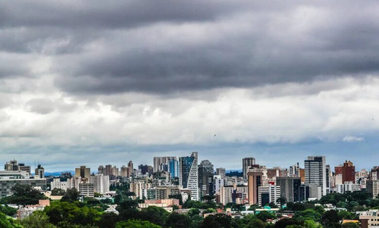 Novo alerta laranja de tempestade deixa Curitiba em risco de temporal