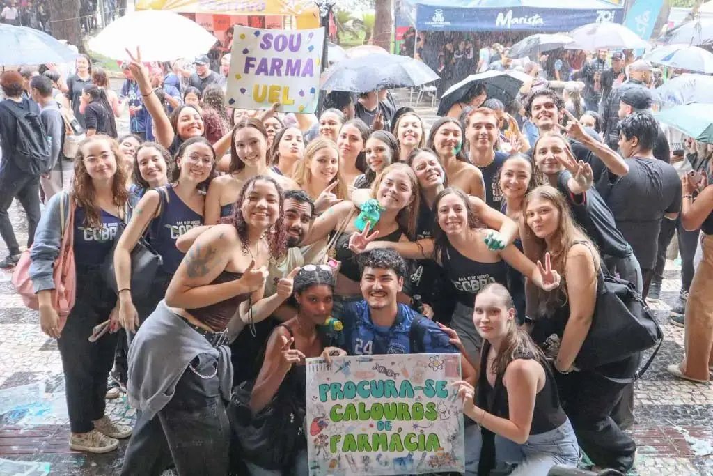 Aprovados no vestibular 2026 da UEL celebram no Calçadão Aprovados no Vestibular 2026 da UEL comemoram em festa no Calçadão