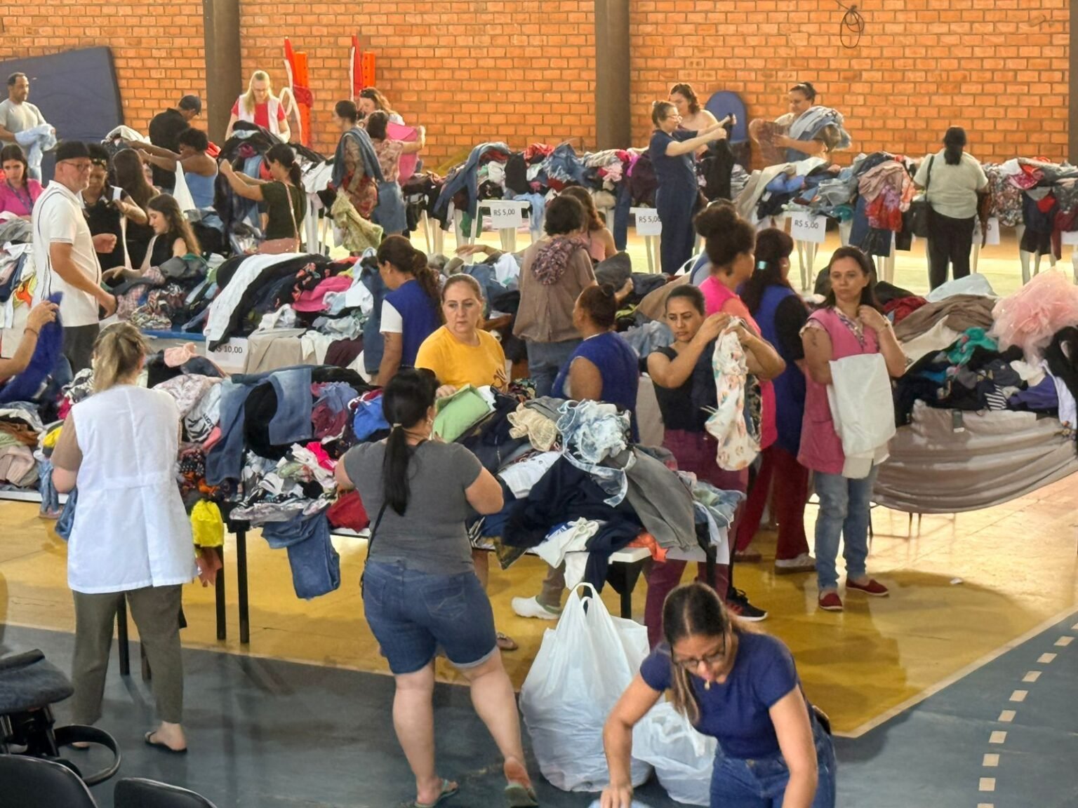 Bazar da APAE acontece hoje com preço único Bazar APAExonado continua nesta segunda com preço único