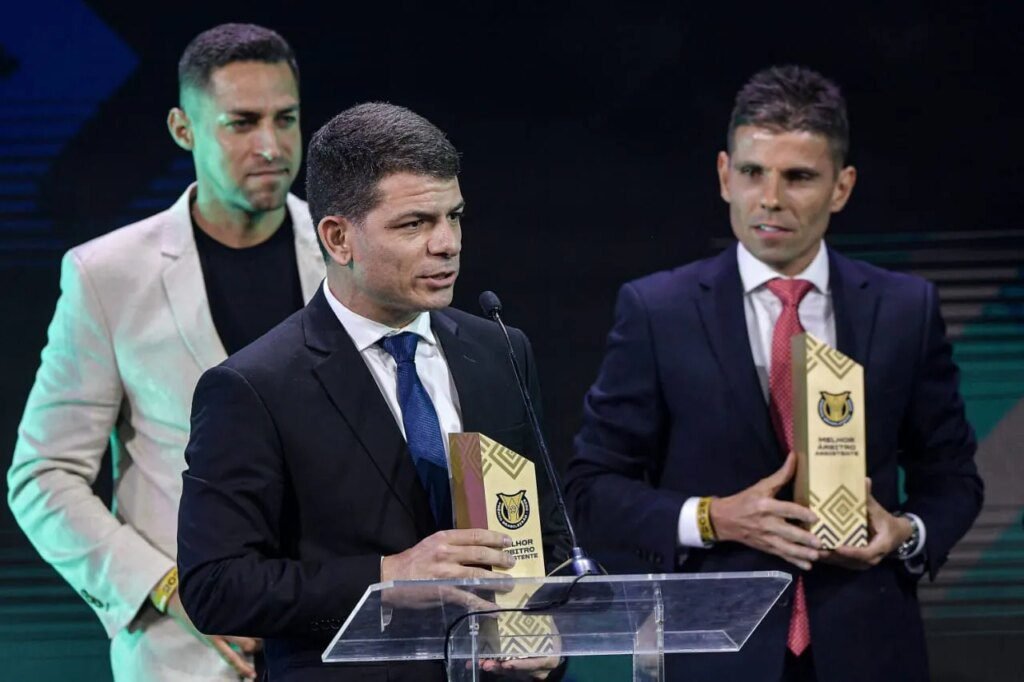 Árbitro curitibano Bruno Boschilia é eleito melhor assistente do Brasileirão