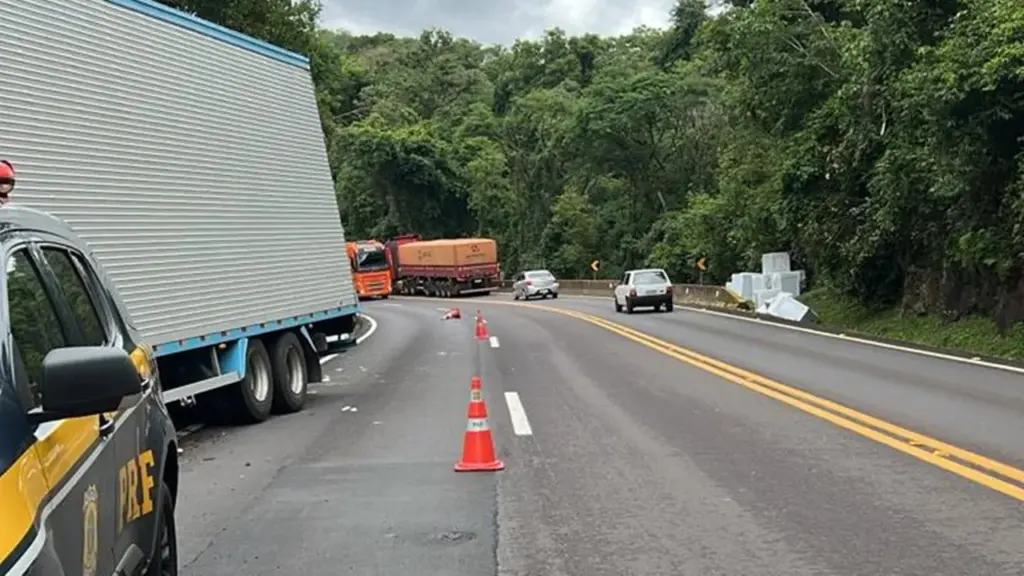 Caminhão tomba e indígenas ajudam a recolher carga na BR-277 Caminhão tomba e carga é recolhida por indígenas na BR-277, perto de Nova Laranjeiras