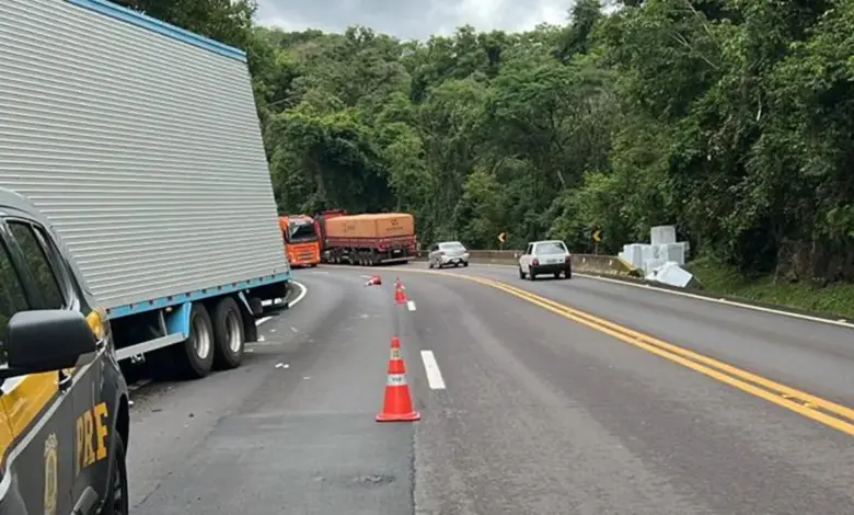 Caminhão tomba e carga é recolhida por indígenas na BR-277, perto de Nova Laranjeiras