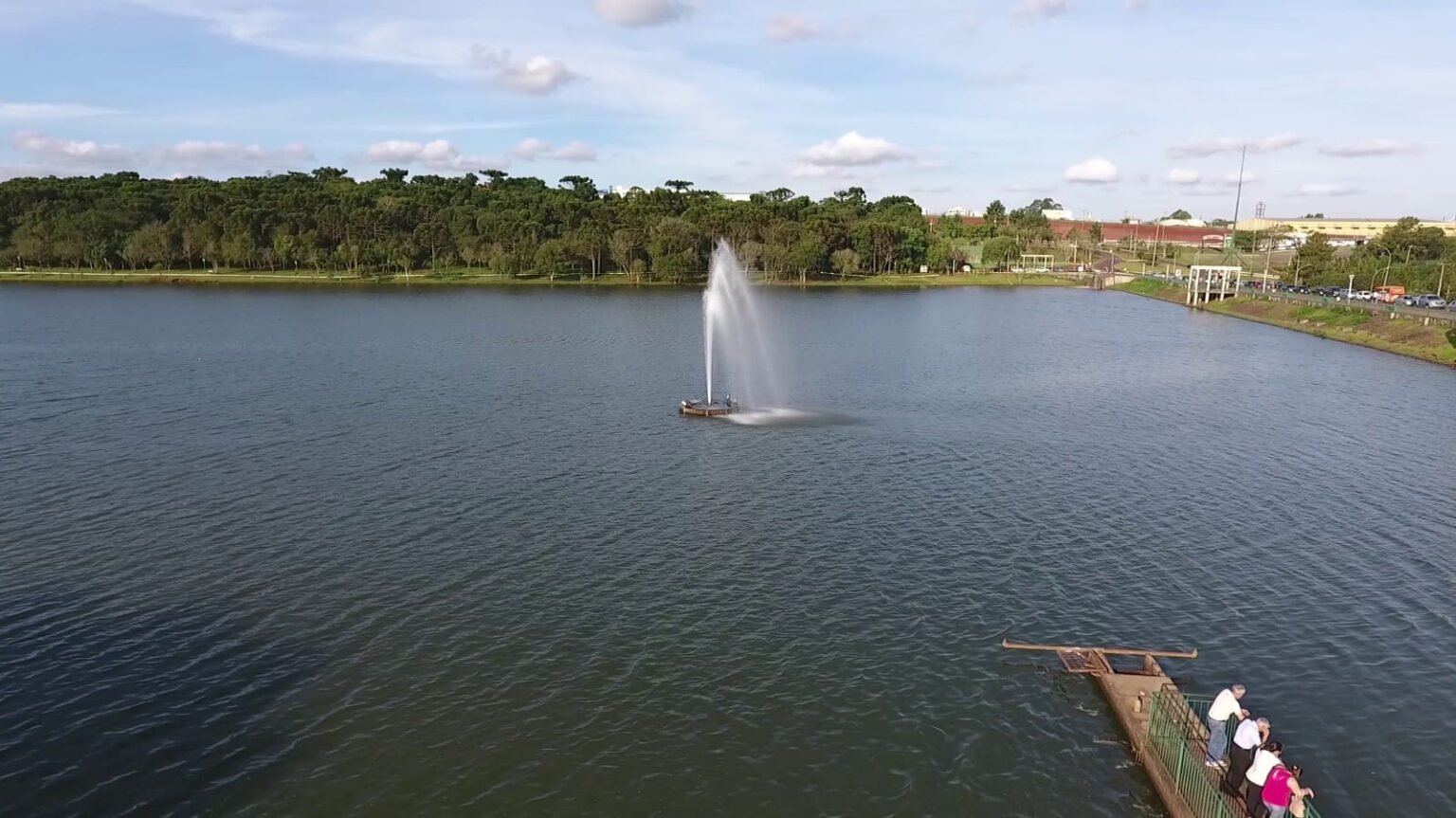 Cascavel terá árvore de Natal flutuante no Lago Municipal Cascavel terá árvore de Natal flutuante no meio do Lago Municipal - O Paraná
