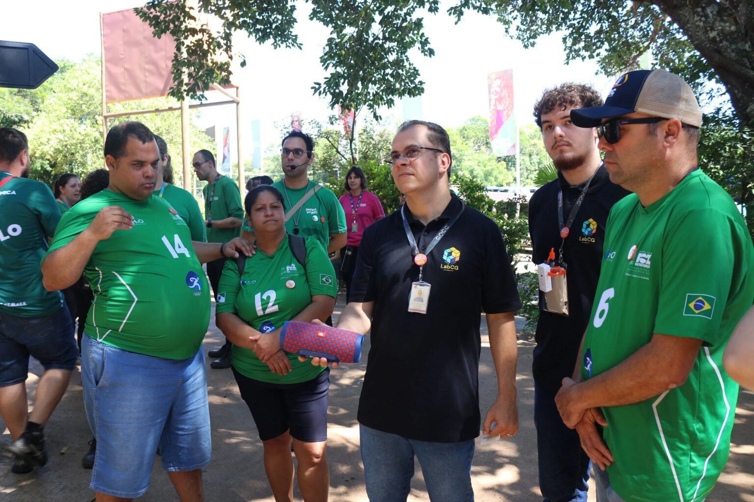 Cegos experimentam tecnologia de descrição de imagens no parque Cegos testam tecnologia de descrição de imagens no Parque das Aves