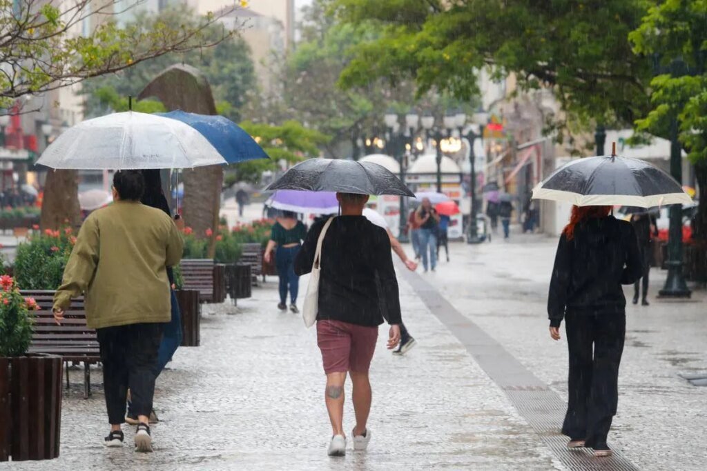Ciclone avança e aumenta risco de chuva forte no Paraná Ciclone avança e eleva riscos de temporal no Paraná. Curitiba pode ter muita chuva