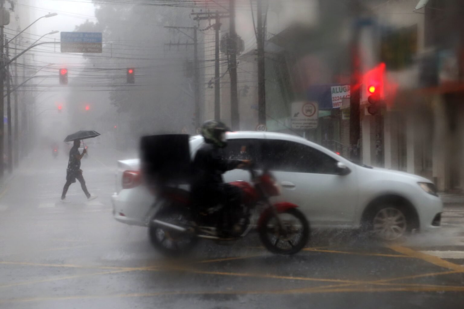 Chuva supera 100 mm em cidades do Oeste; Cascavel registra 50 mm Ciclone extratropical no Rio Grande do Sul traz tempestades ao Paraná nesta semana - O Paraná