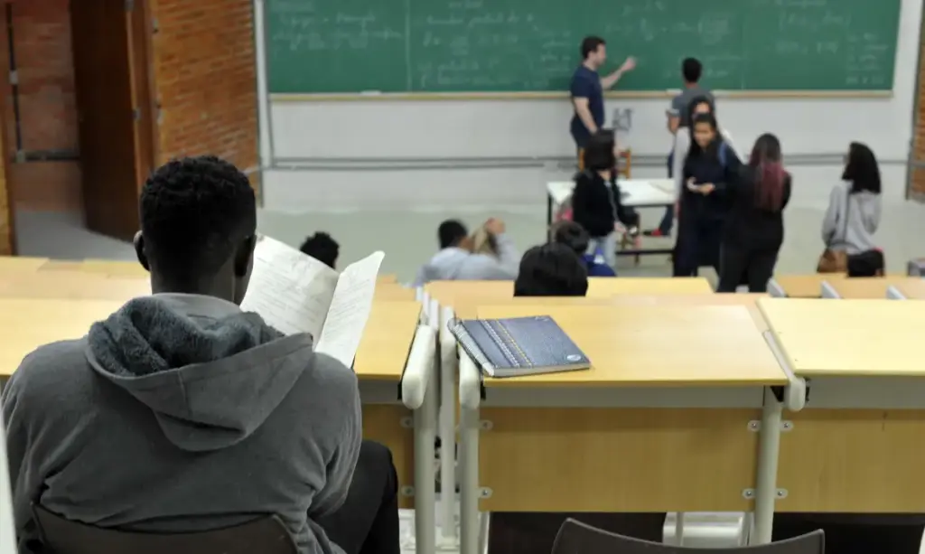 Deputados de SC barram cotas raciais em universidades estaduais Deputados de SC proíbem cotas raciais em universidades estaduais