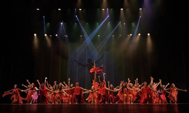 Escola de Dança Teatro Guaíra celebra formatura de alunas em espetáculo