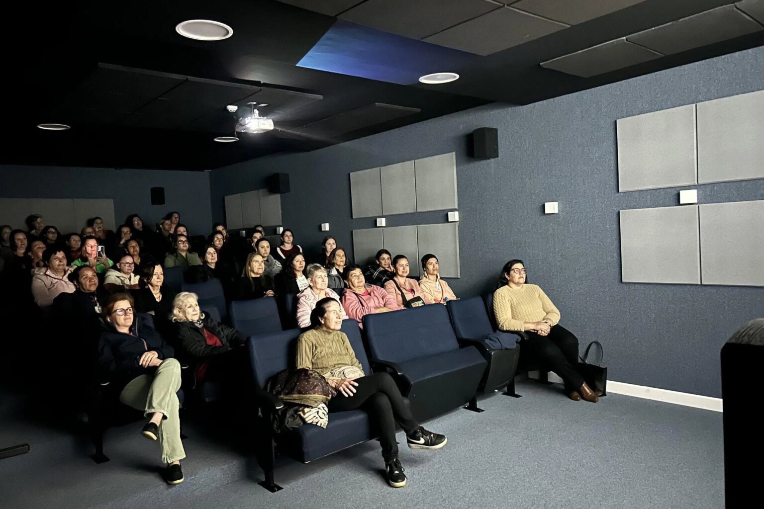 Filme sobre câncer de mama é assistido por quase 8 mil no Paraná Filme sobre câncer de mama é exibido para quase 8 mil mulheres no Paraná