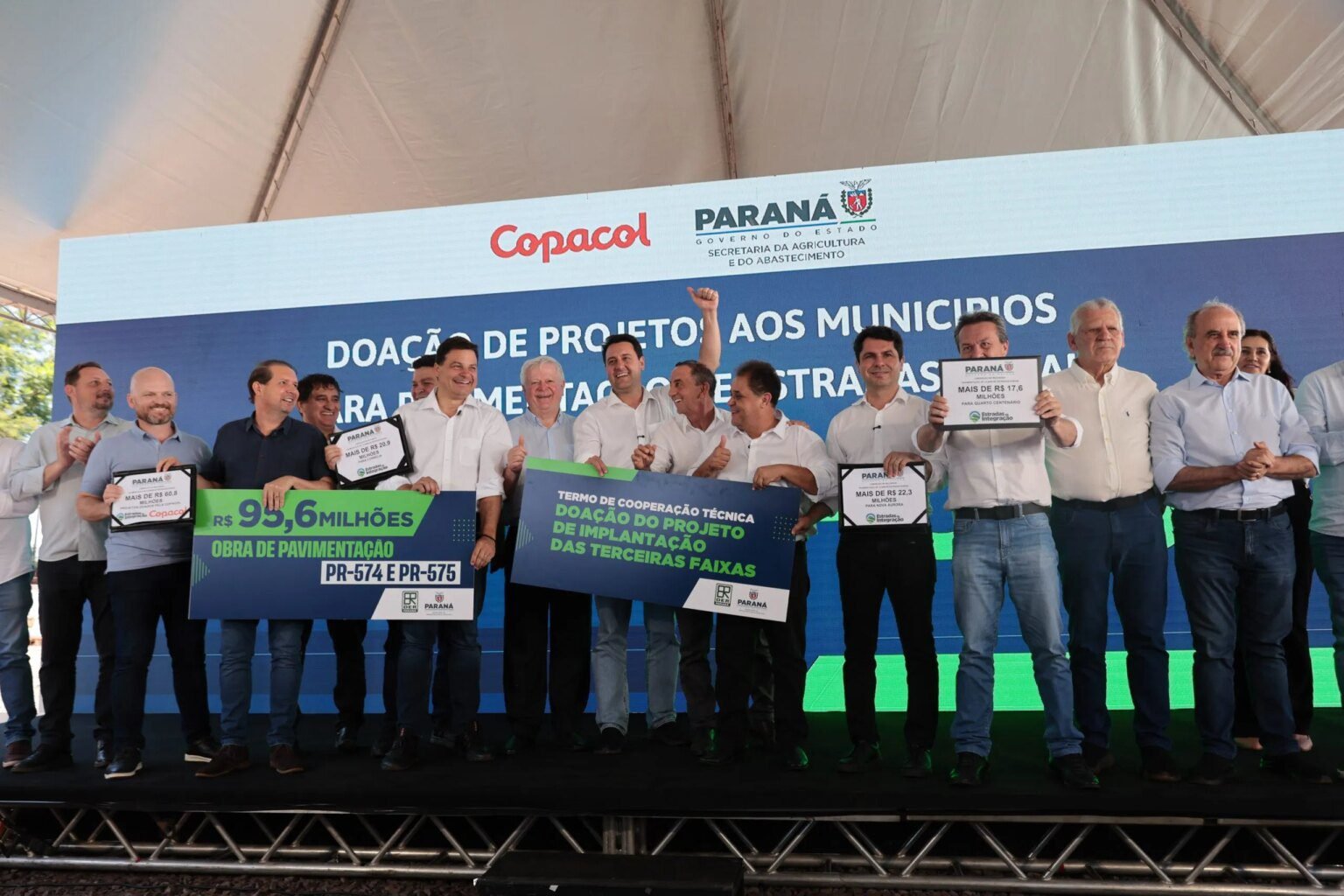 Governo destina R$ 60,8 milhões para pavimentação no Oeste Governo investe R$ 60,8 milhões em pavimentação de estradas rurais no Oeste