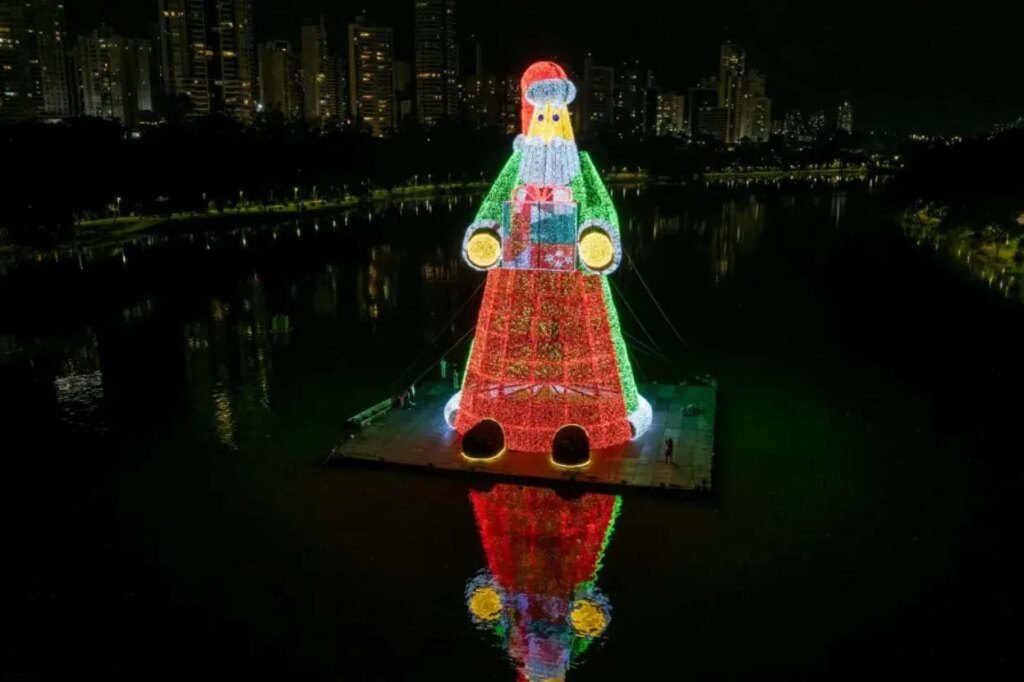 Londrina inaugura Papai Noel gigante de 27 metros no Lago Igapó 2 Londrina acende Papai Noel gigante de 27 metros no Lago Igapó 2
