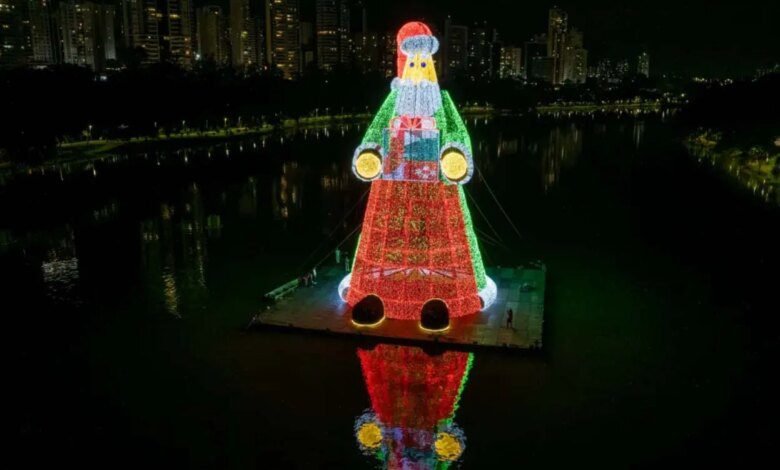 Londrina acende Papai Noel gigante de 27 metros no Lago Igapó 2