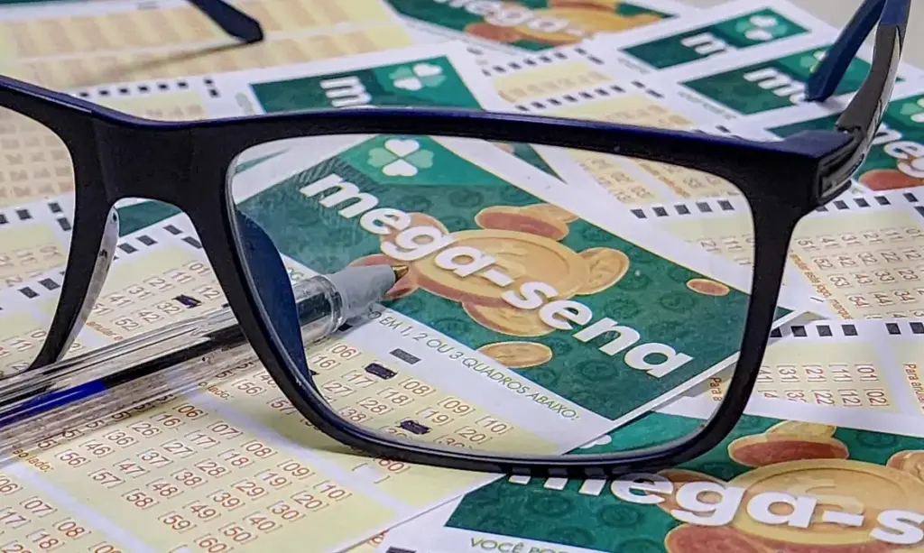 Participe do concurso 2.946 da Mega-Sena. O prêmio principal é de R$ 3,5 milhões e o sorteio acontece hoje às 21h - Foto: Rafa Neddermeyer/Agência Brasil