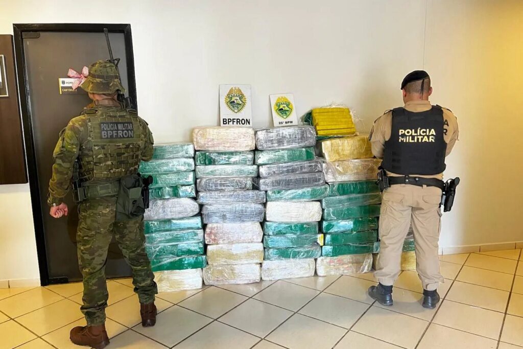 PM apreende 710 kg de maconha e recupera veículo em Umuarama PM apreende 710 kg de maconha e recupera caminhonete clonada em Umuarama