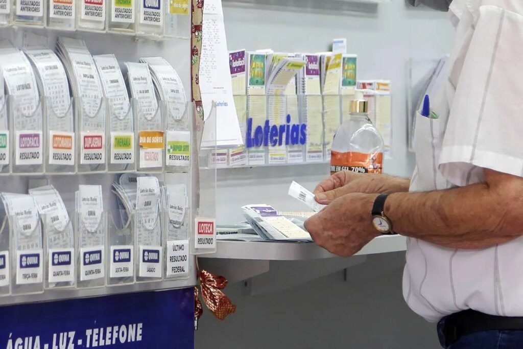 Paranaense acerta 15 números da Lotofácil e fatura mais de meio milhão Paranaense crava 15 números da Lotofácil 3557 e ganha mais de meio milhão