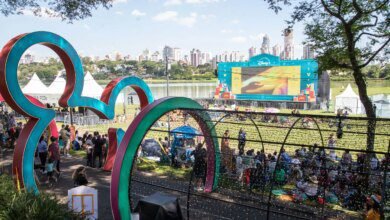 Famílias lotam Parque Barigui para sessões gratuitas de cinema ao ar livre