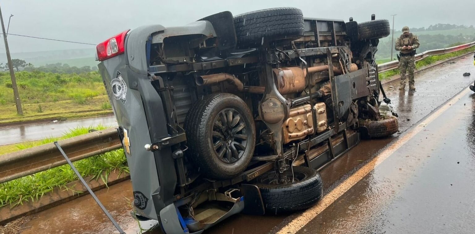 Polícia Penal sofre capotamento após aquaplanagem na BR-369 Viatura da Polícia Penal capota após aquaplanagem na BR-369, em Corbélia - O Paraná