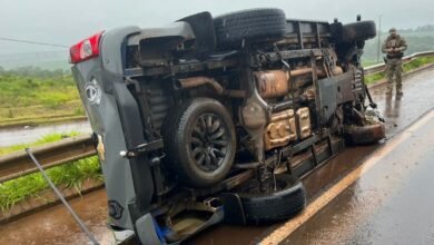 Viatura da Polícia Penal capota após aquaplanagem na BR-369, em Corbélia - O Paraná