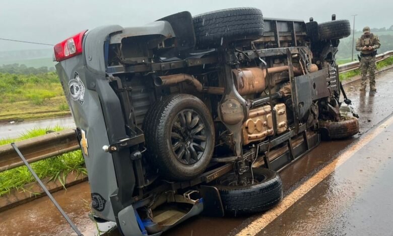Viatura da Polícia Penal capota após aquaplanagem na BR-369, em Corbélia - O Paraná
