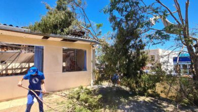 Presos encerram trabalhos de limpeza em Rio Bonito do Iguaçu após tornado