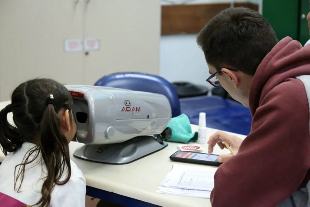 Projeto visa acelerar consultas oftalmológicas para alunos em Curitiba Projeto quer agilizar consulta oftalmológica de alunos em Curitiba