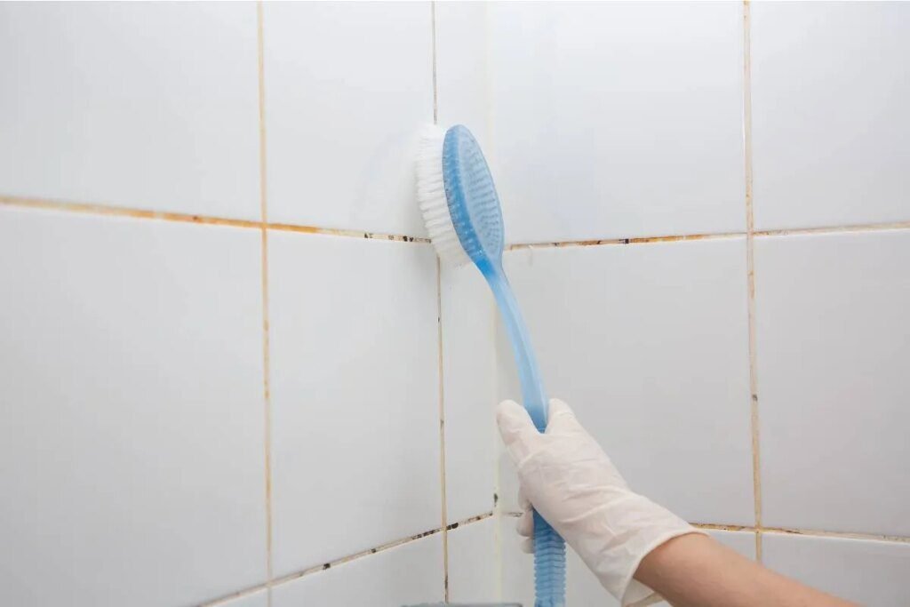 Adeus, bolor! Técnica fácil acaba com manchas no banheiro em minutos