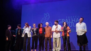 Troféu Gralha Azul celebra 50 anos e premia diversidade teatral no Paraná