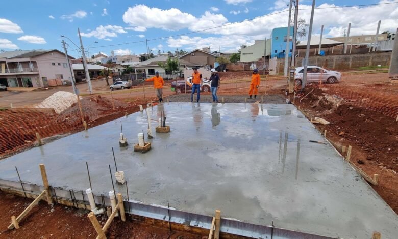 Um mês após a tragédia, casas começam a ser reconstruídas